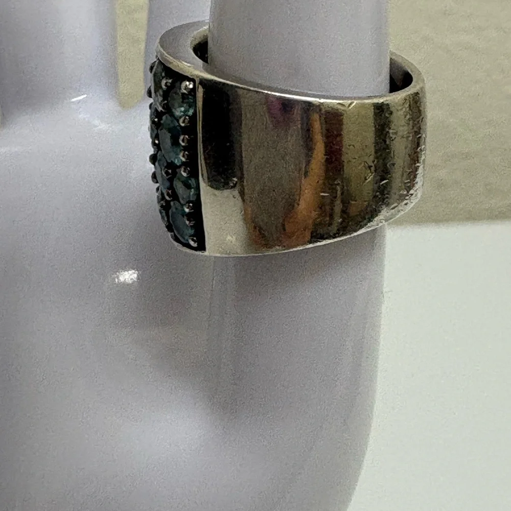 Elegant Blue ZirconGemstone Silver Band Ring - Picture 3 of 8